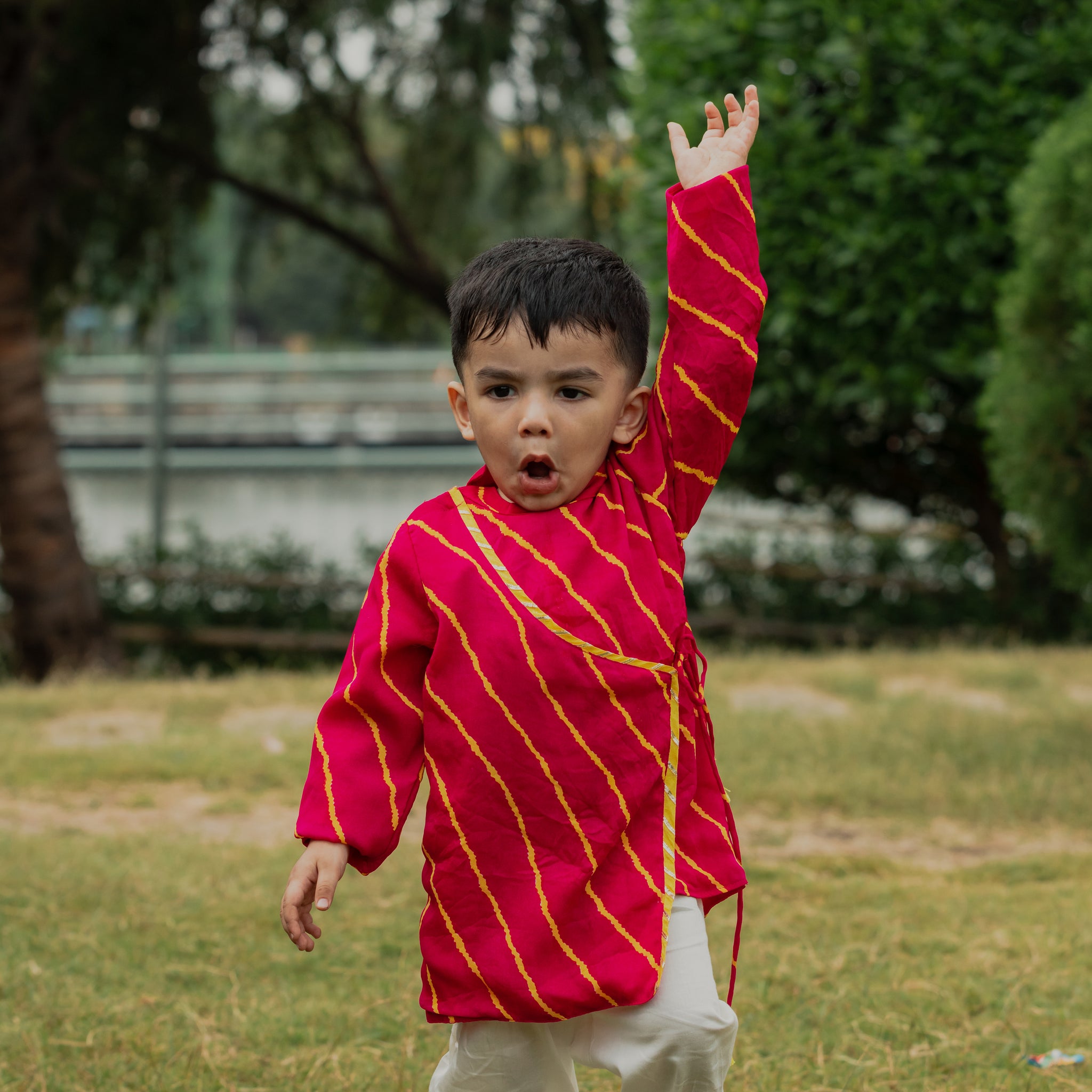 Pink Leheriya Printed Collar Neck And Side Tie Kurta And Off White Pants