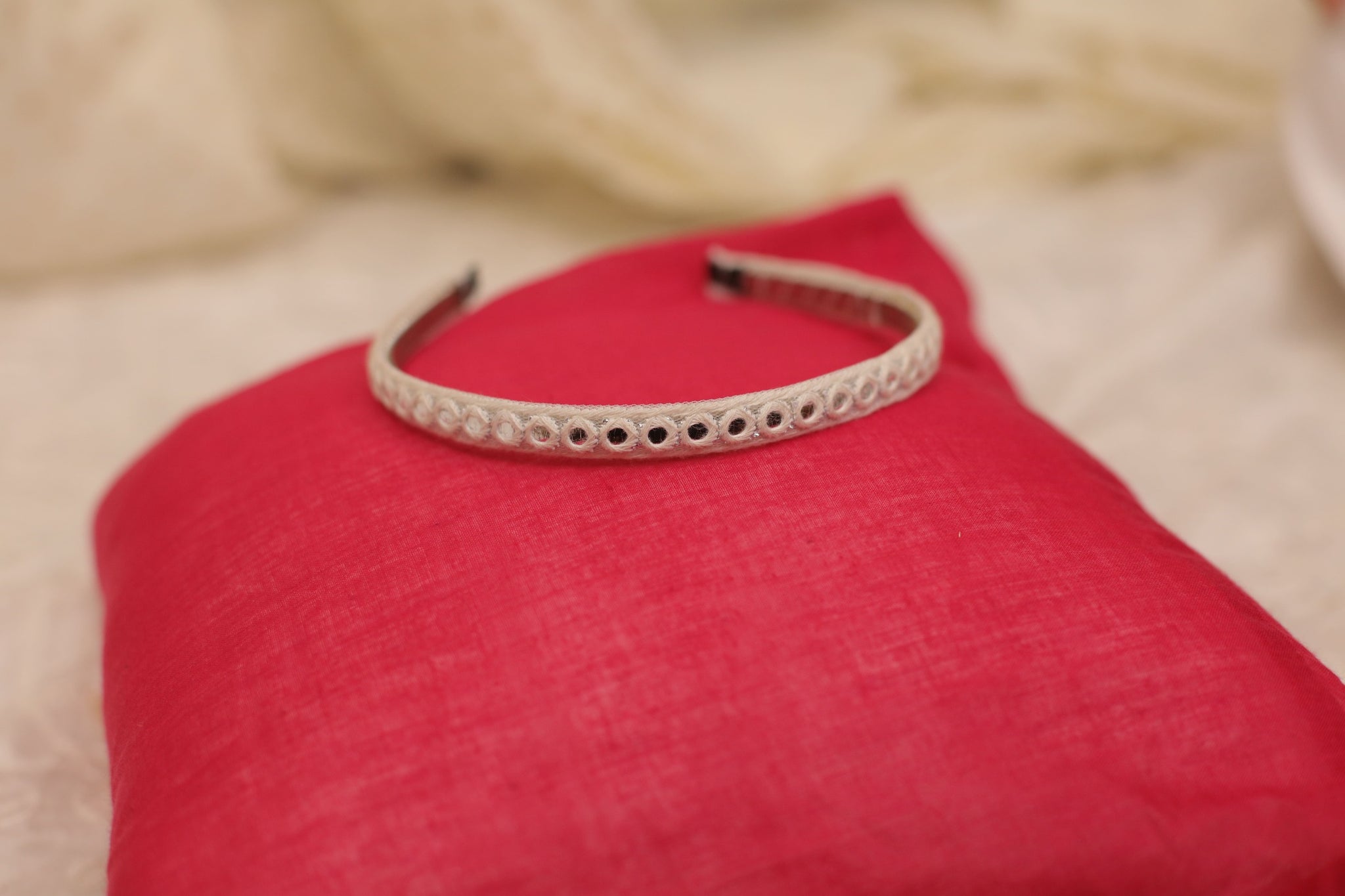 White Sitaara hairband