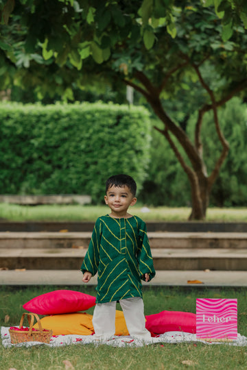 Green Leheriya Printed Round Neck Pocket Style Kurta And Off White Pants