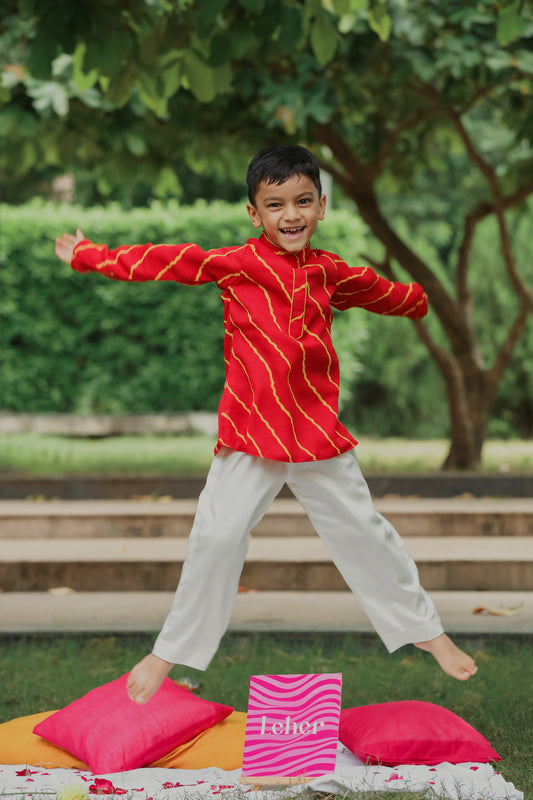 Red leheriya printed collared kurta and off white pants