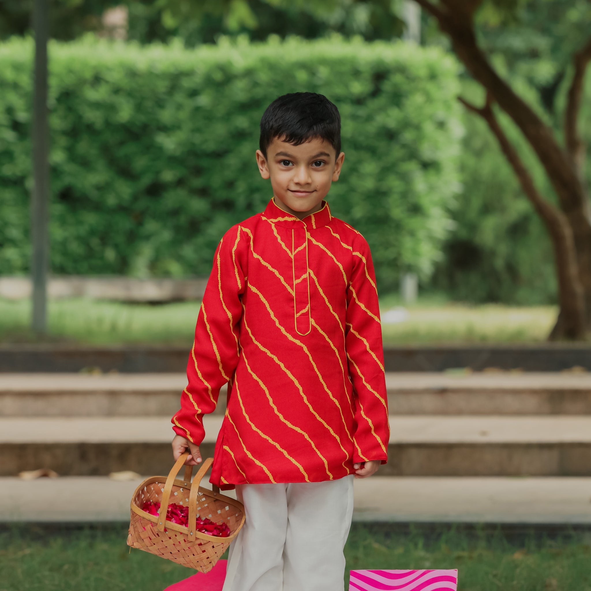 Red leheriya printed collared kurta and off white pants